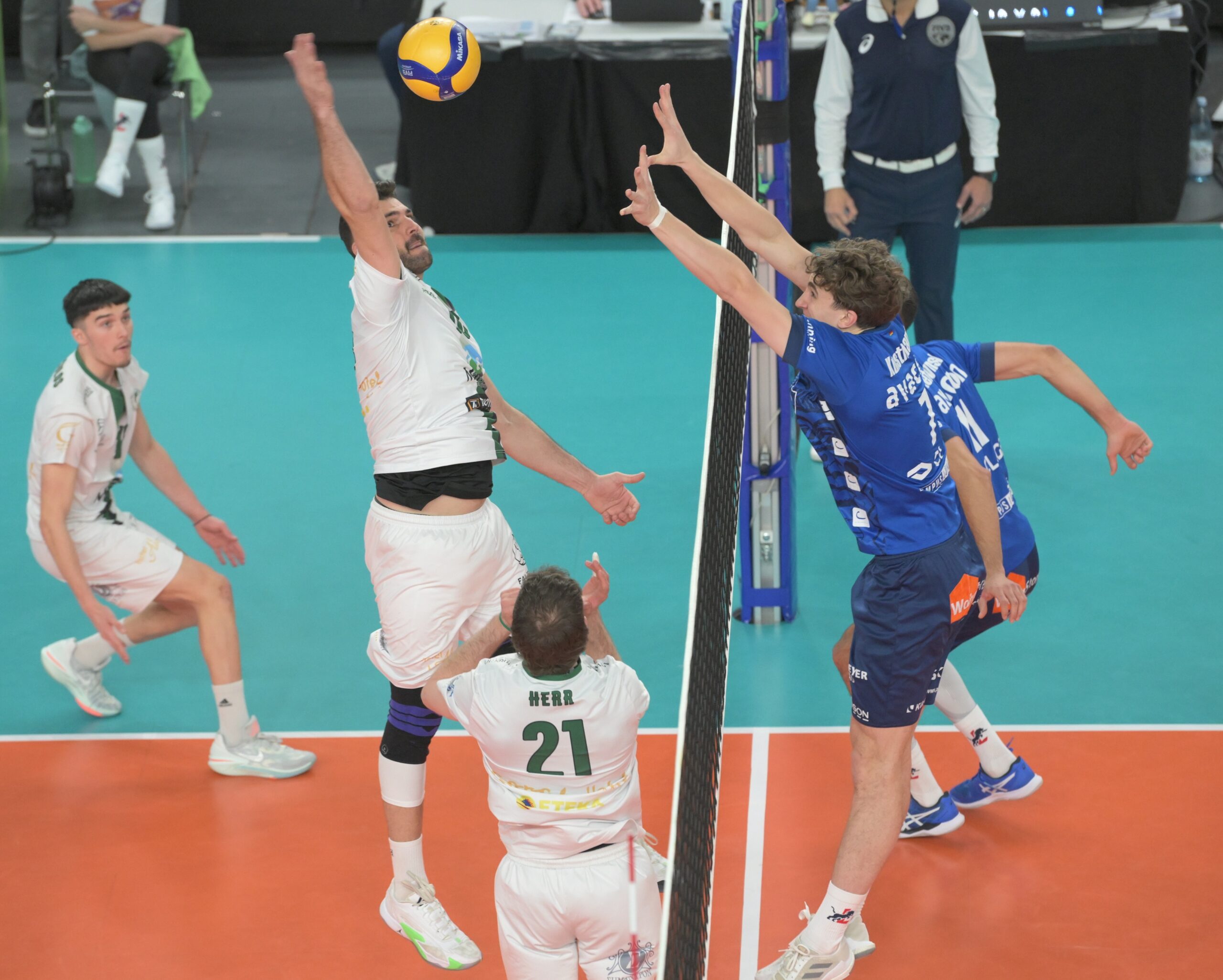 Pedro Moilina (links, Mitte), dem sich hier Joscha Kunstmann (rechts vom Netz) im Block entgegenstellt, war im Hinspiel Milons bester Scorer. Ganz links das 18-jährige Talent Alexandros Nanopoulos, der frech aufspielte. Foto: Behns