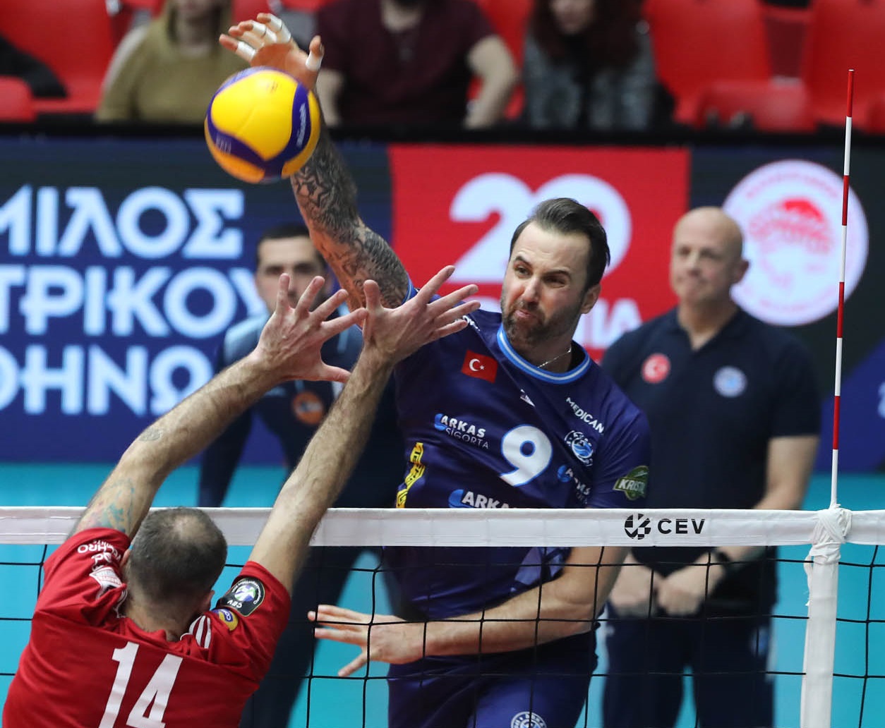 Deutschlands Nummer 9 wie man ihn kennt: Georg Grozer im Trikot vom SVG-Halbfinal-Gegner Izmir punktet mit Urgewalt. Foto: CEV