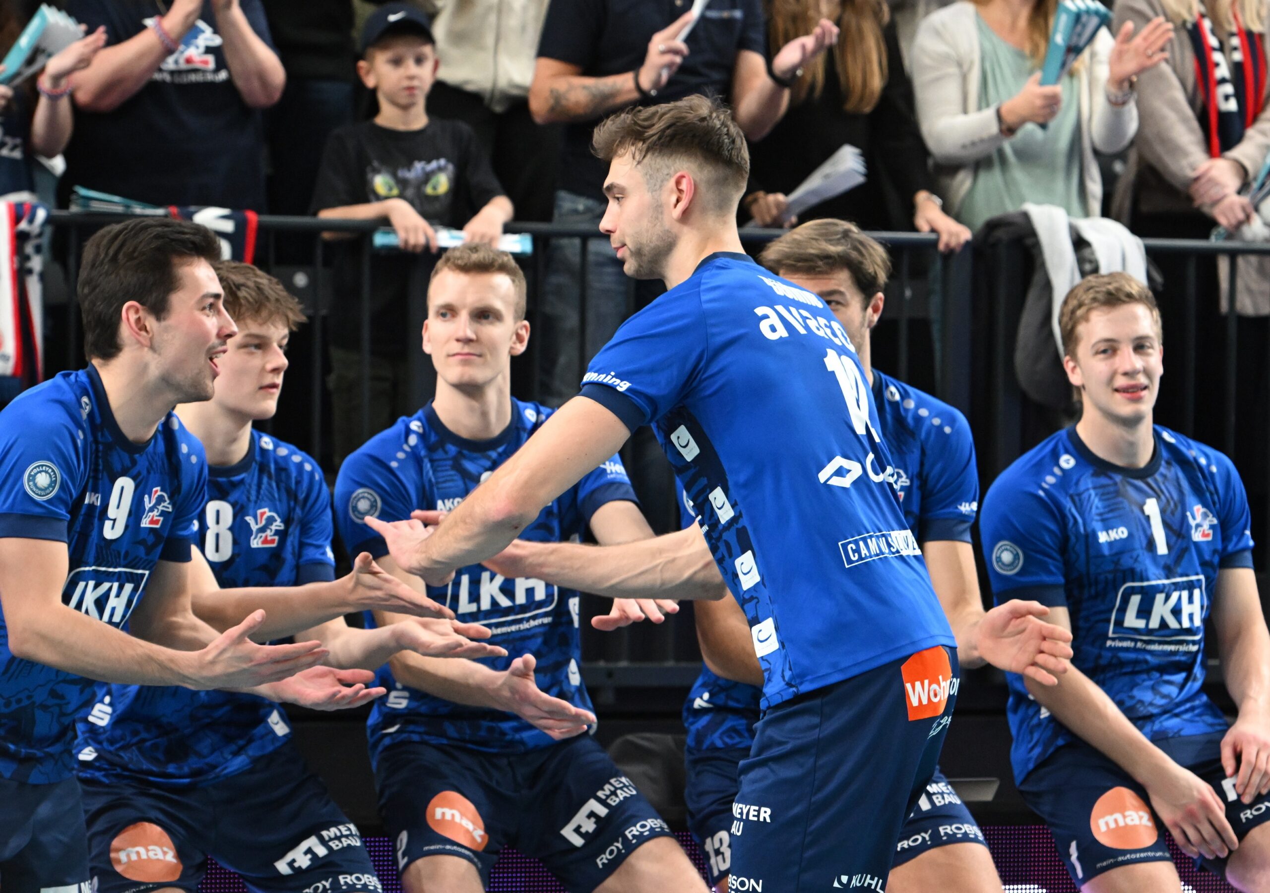 Zeit zur Personal-Rotation: Nur einer dieser LüneHünen spielte am Mittwoch im CEV Cup, die anderen könnten nun gegen Dachau zum Zuge kommen. V.l.: Hannes Gerken, Theo Mohwinkel, Blake Leeson, Yann Böhme, Matt Slivinski. Foto: Behns