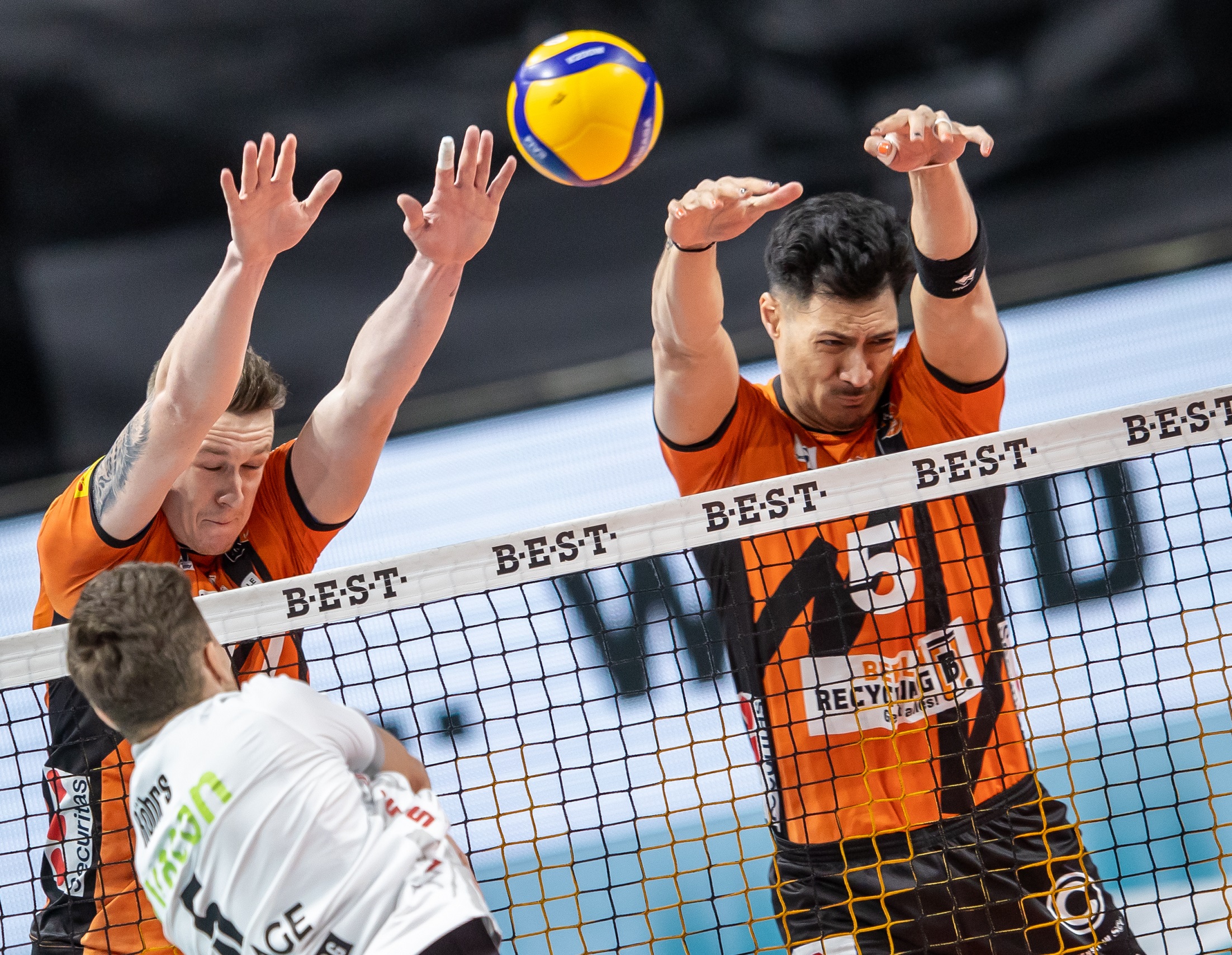 Angriff von Verfolger SVG abgewehrt: Berlins Marek Sotola (l.) und Nehemiah Mote blocken Erik Röhrs, Lüneburgs besten Scorer. Foto: Gora/VBL