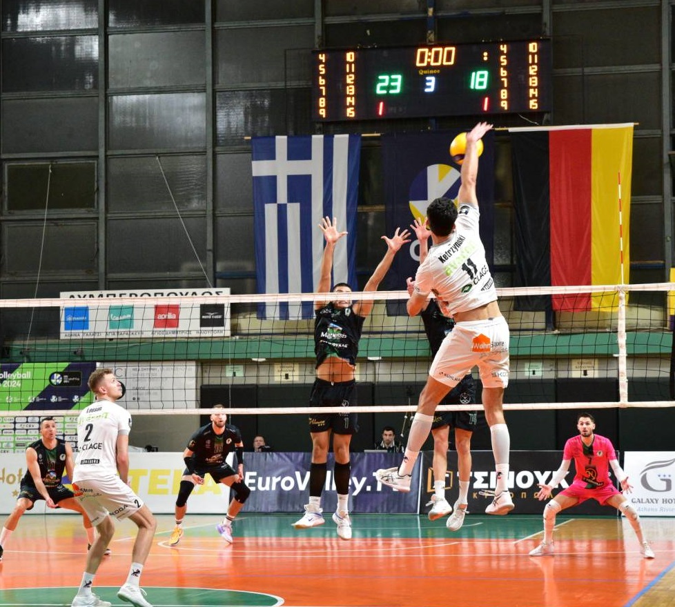 Xander Ketrzynski (Nr. 11) - zuletzt Mittelblocker - kehrte in den Diagonalangriff zurück und wurde Topscorer in Griechenland. Links Blake Leeson. Foto: CEV