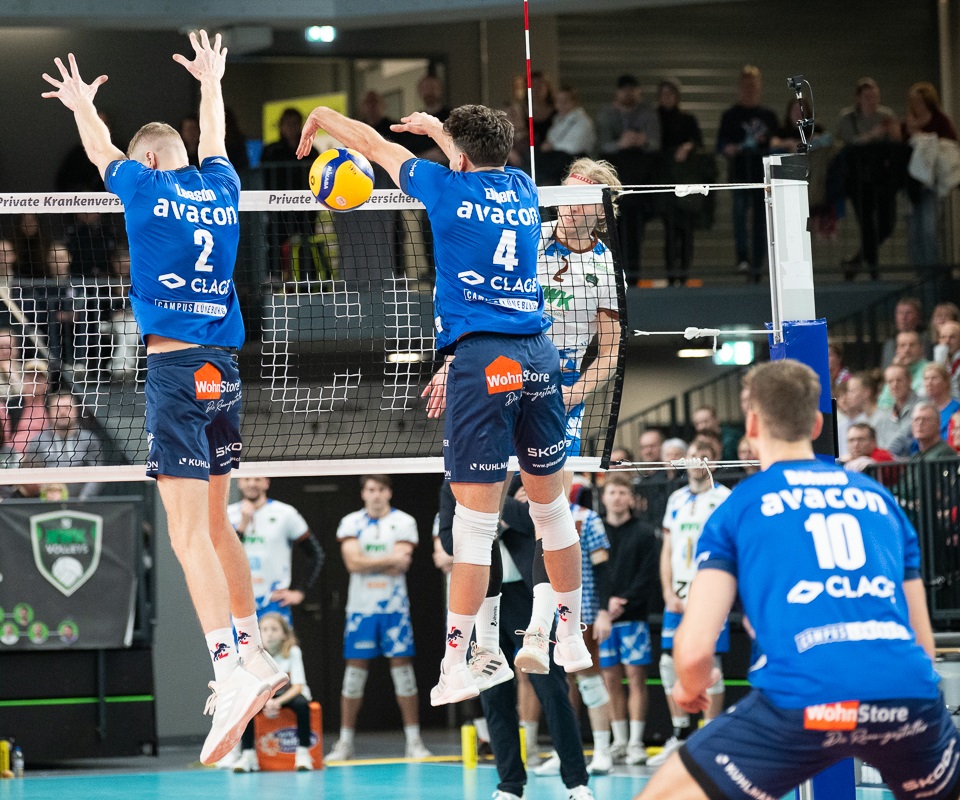 Beim 3:0 in der Hauptrunde hatte die SVG die Angreifer Herrschings, hier den Schweden Daniel Gruvaeus (r.), gut im Griff - auch wegen überlegenem Blockspiel. 3 von 8 Blockpunkten.sammelte Max Elgert (Nr. 4) ein. Foto: WW