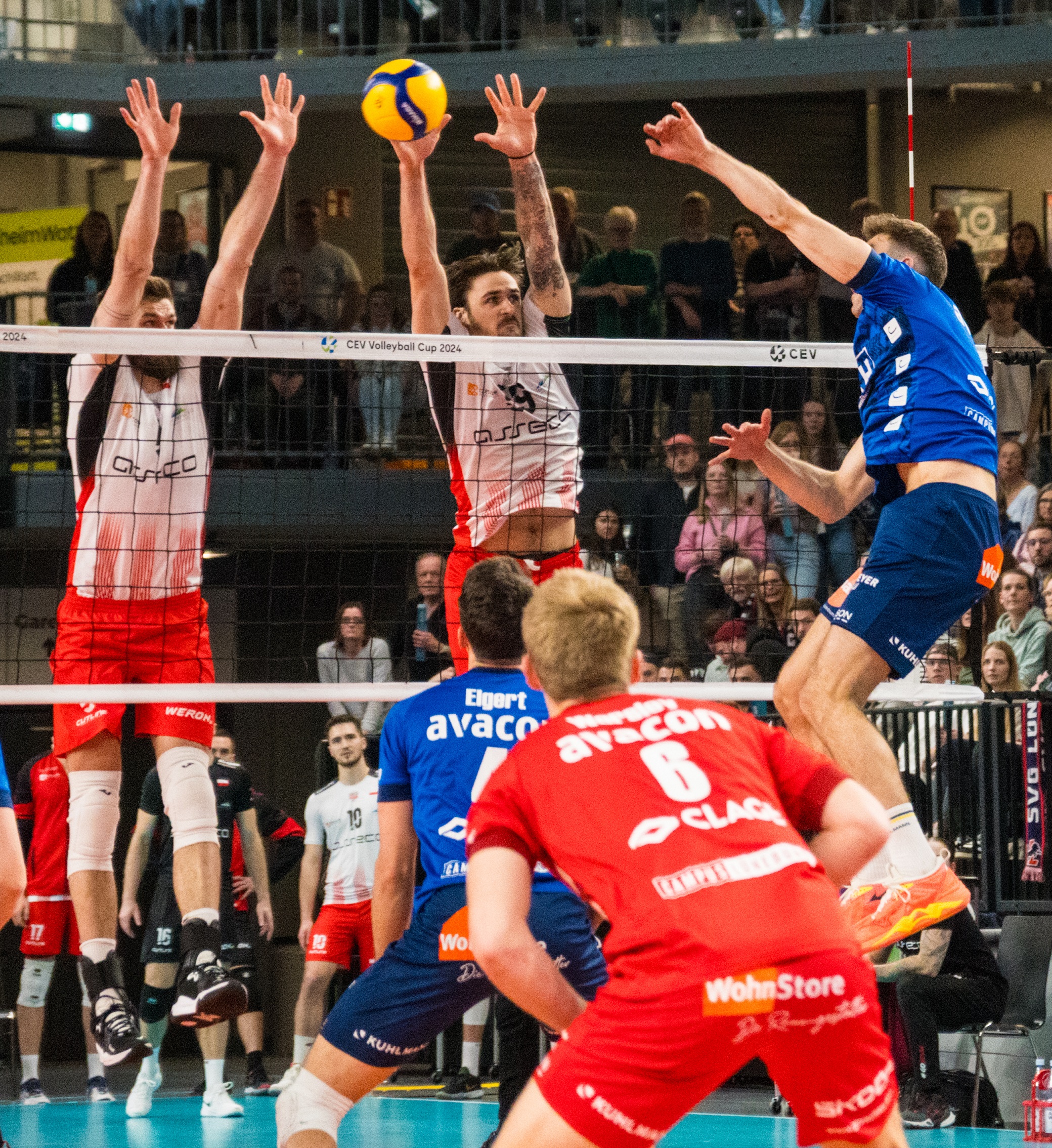 Eine beeindruckende Stärke im Block zeigte Rzeszów im Hinspiel, hier mit Karel Klos (l.) und Torey Defalco gegen Yann Böhme. Foto: SVG