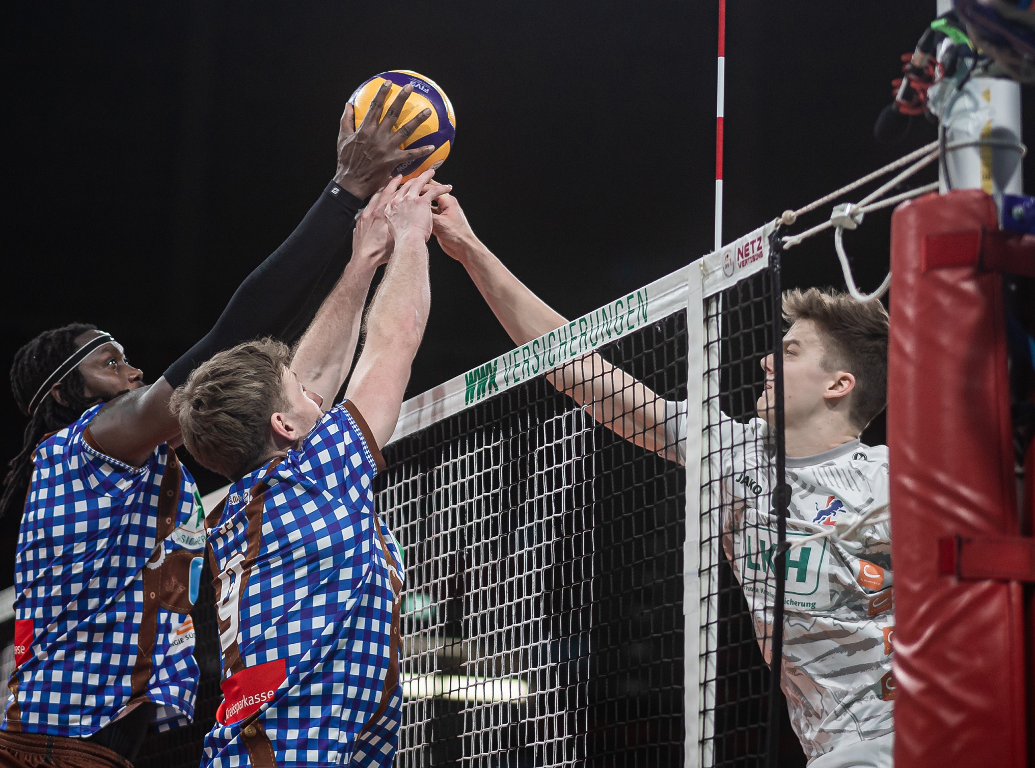 Mann des Abends; Theo Mohwinkel (r.), hier im Drückduell gegen Magloire Mayaula (l.) und Eric Burggräf, fand auch immer wieder clevere Lösungen. Foto: Eirich/VBL