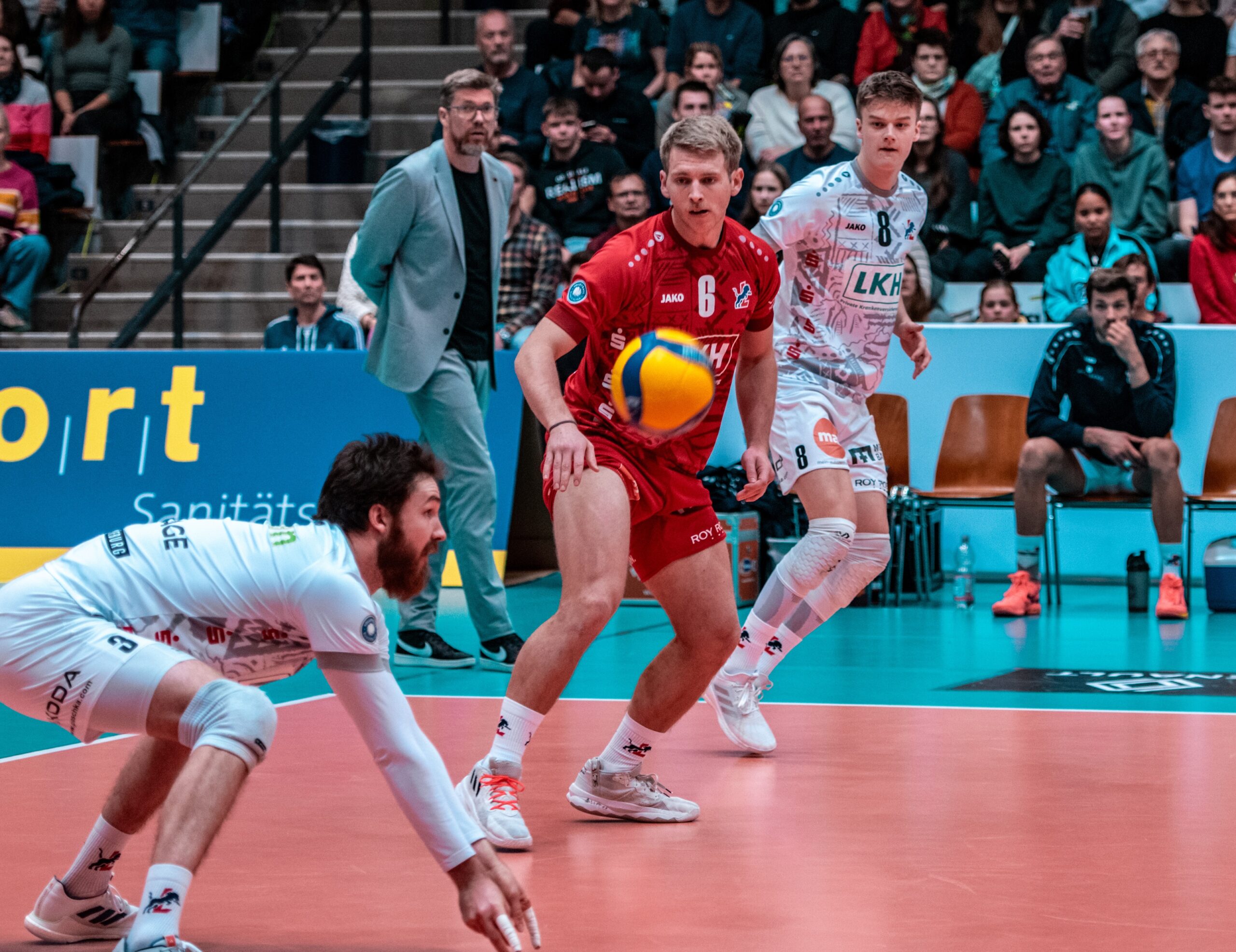 Gute Leistung, kein Lohn - Jesse Elser, Gage Worsley und Theo Mohwinkel (v.l.) konnten die Niederlage gegen Giesen nicht verhindern. Foto: Kloth/VBL