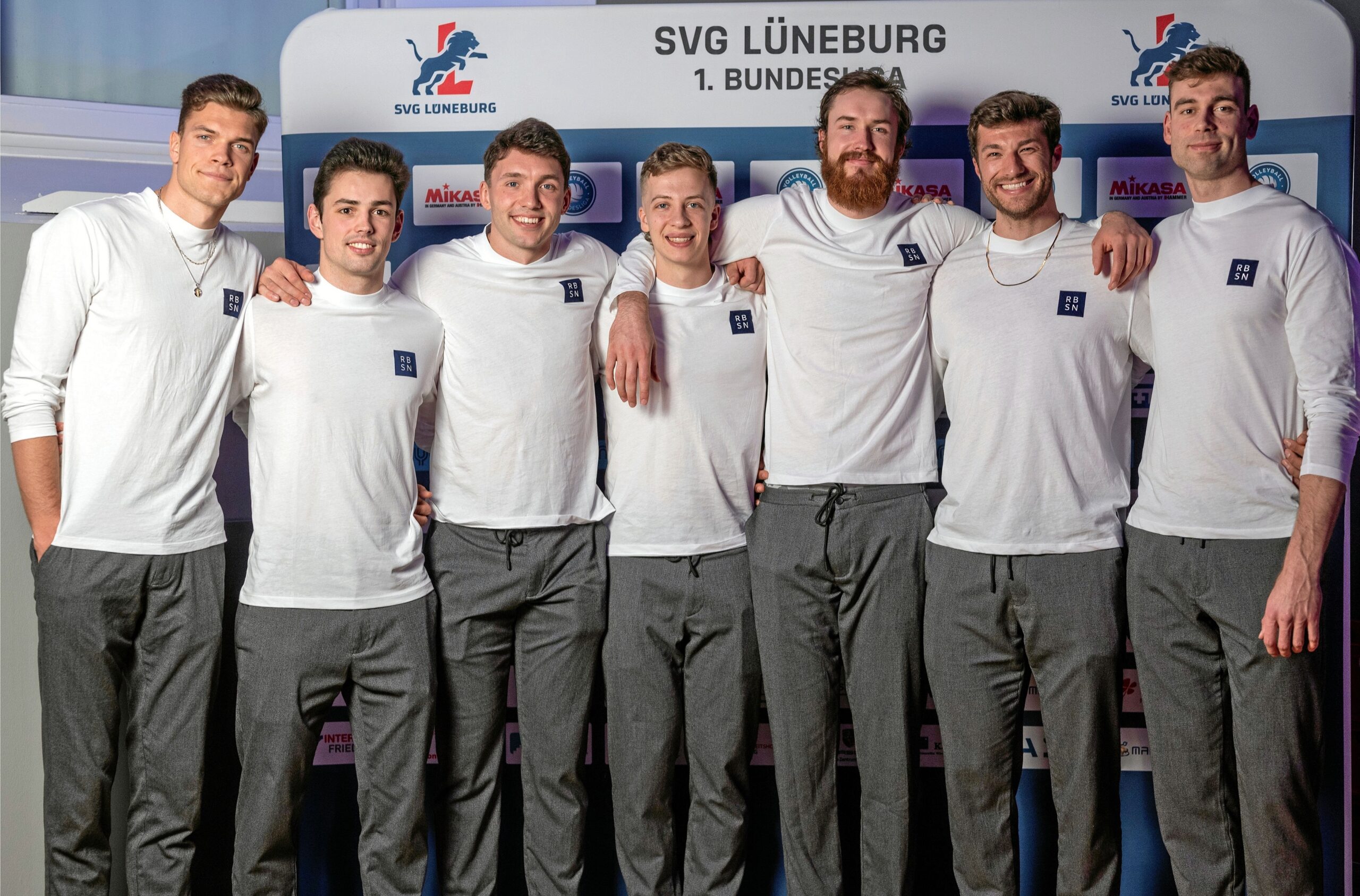 Diese sieben Spieler gehen (v.l.): Erik Röhrs, Hannes Gerken, Maxwell Elgert, Matt Slivinski, Jesse Elser, Matthew Knigge, Yann Böhme. Foto: Römstedt/lünepost