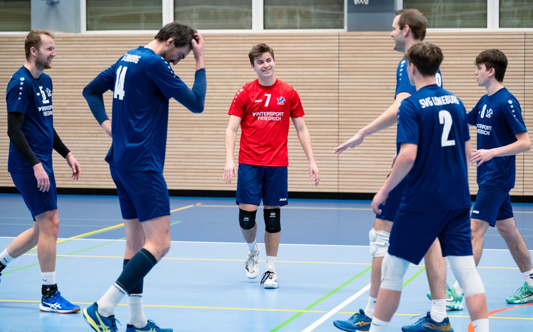 Eine gelungene Mischung aus Jung und Alt (v.l.): Die Bundesliga erfahrenen Oldies René Bahlburg, Michel Schlien und Patrick Kruse mit Libero Bosse Dettmar (Nr. 7), Falk Bahlmann (Nr. 2) und Peer Rübke (r.). Foto: WW