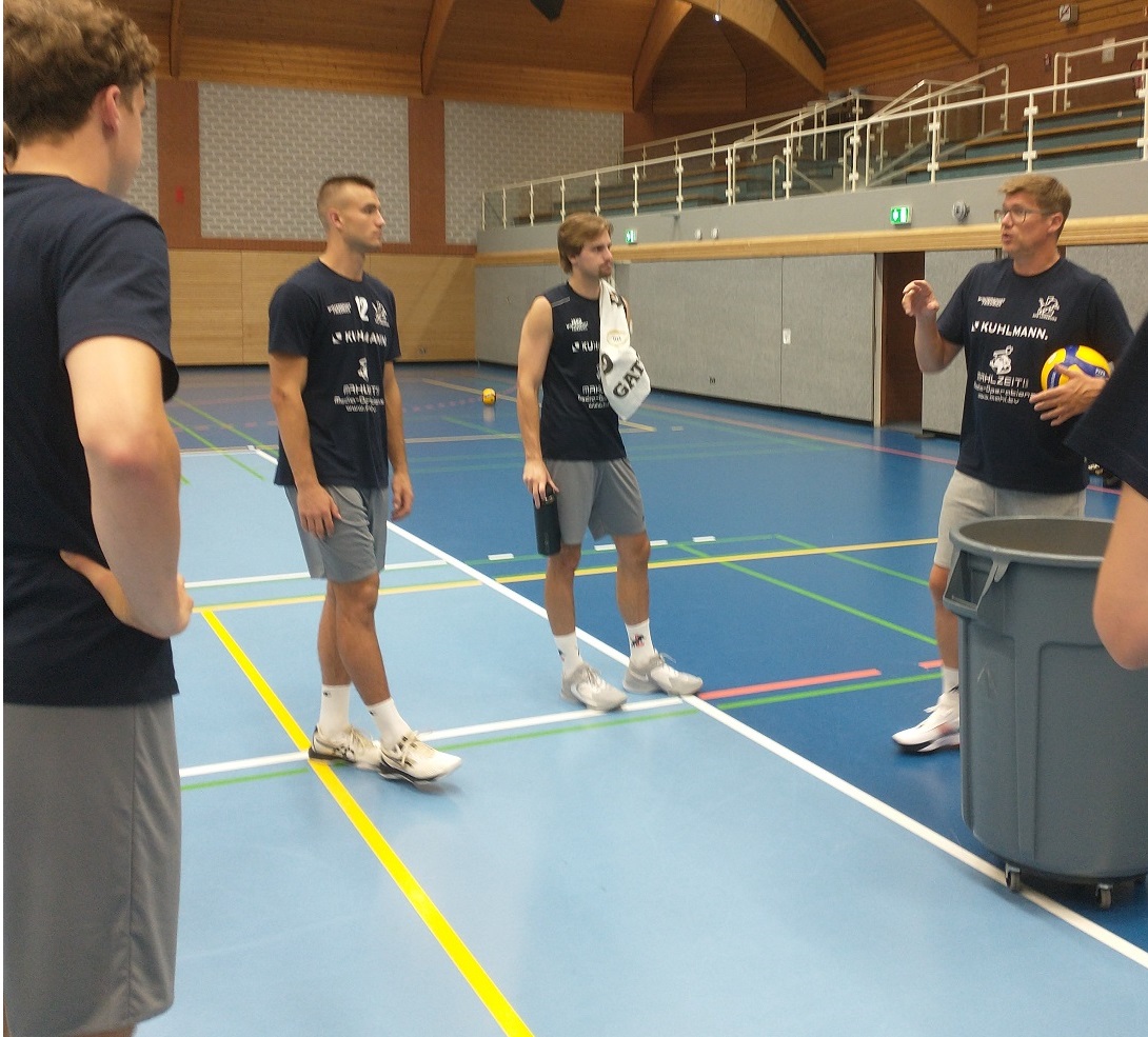 Stefan Hübner (r.) gibt Anweisungen für das erste Balltraining an (v.r.n.l.) Michael Wright, Cole Ketrzynski und Joscha Kunstmann (halb verdeckt).