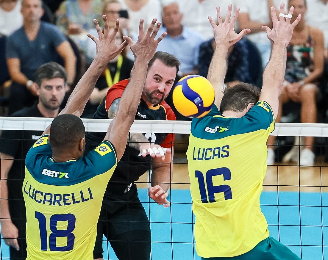 Georg Grozer, der hier mitten durch den brasilianschen Block von Lucarelli und Lucas hindurch punktet, ist in Olympia-Form. Links im Hintergrund Bundestrainer Michal Winiarski.. Foto: facebook