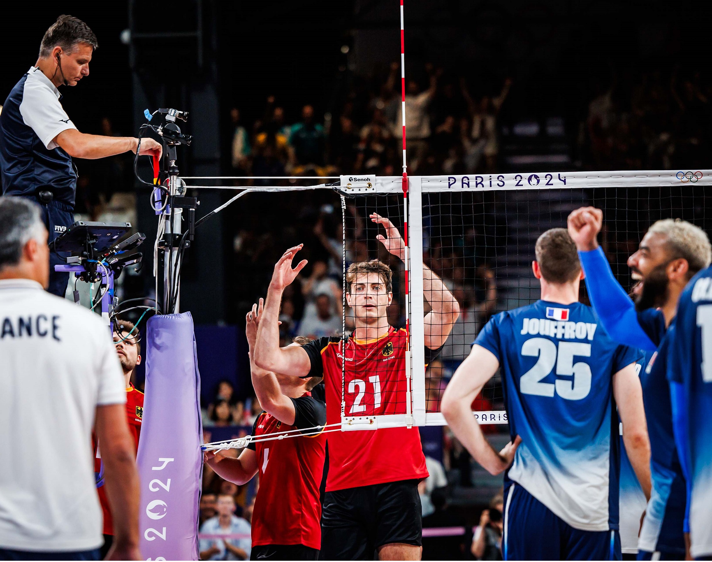 Diese Szene erhitzte - zurecht - die Gemüter: Schiedsrichter Moky Jurej (Slowakei) zückt im Tiebreak die Rote Karte gegen Tobias Krick (Nr. 21) - und keiner weiß, warum. Rechts feixt sich Earvin Ngapeth einen. Fotos (3): FIVB