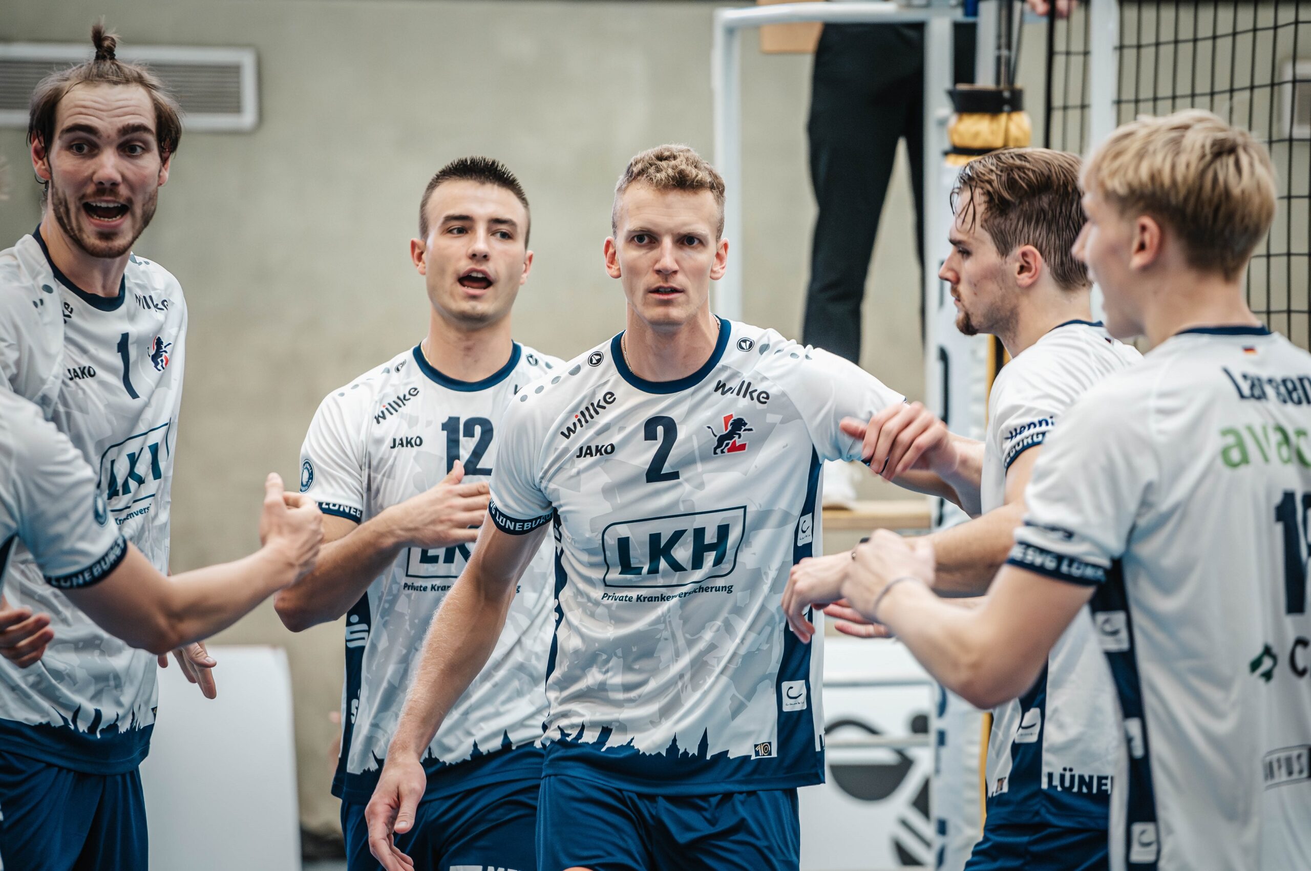 Vier Neue und ein "Alter", v.l. Simon Torwie, Cole Ketrzynski, Blake Leeson, Michael Wright und Axel Larsen feiern einen Punktgewinn. Foto: Hoefel/SVG