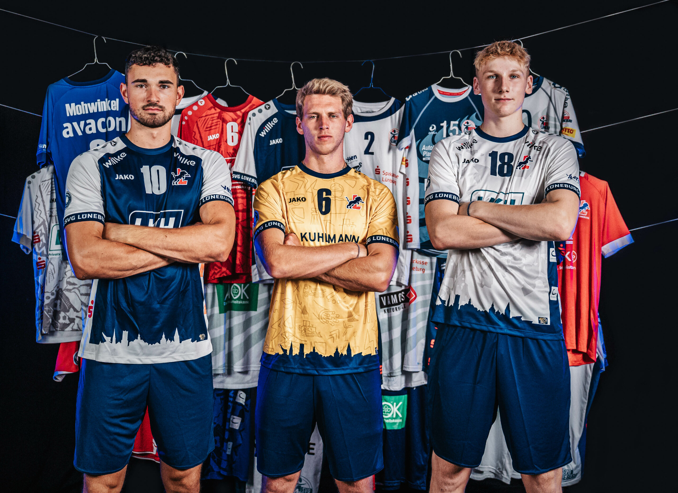 Das neue SVG-Trikot präsentieren (v.l.) Lorenz Karlitzek, Gage Worsley und Axel Larsen. Foto: Hoefel