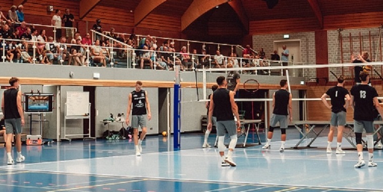 Gut besucht war die Tribüne beim öffentlichen Training - hier Vorbereitungen für intensive Blockübungen - in der Gellersenhalle. Foto: SVG