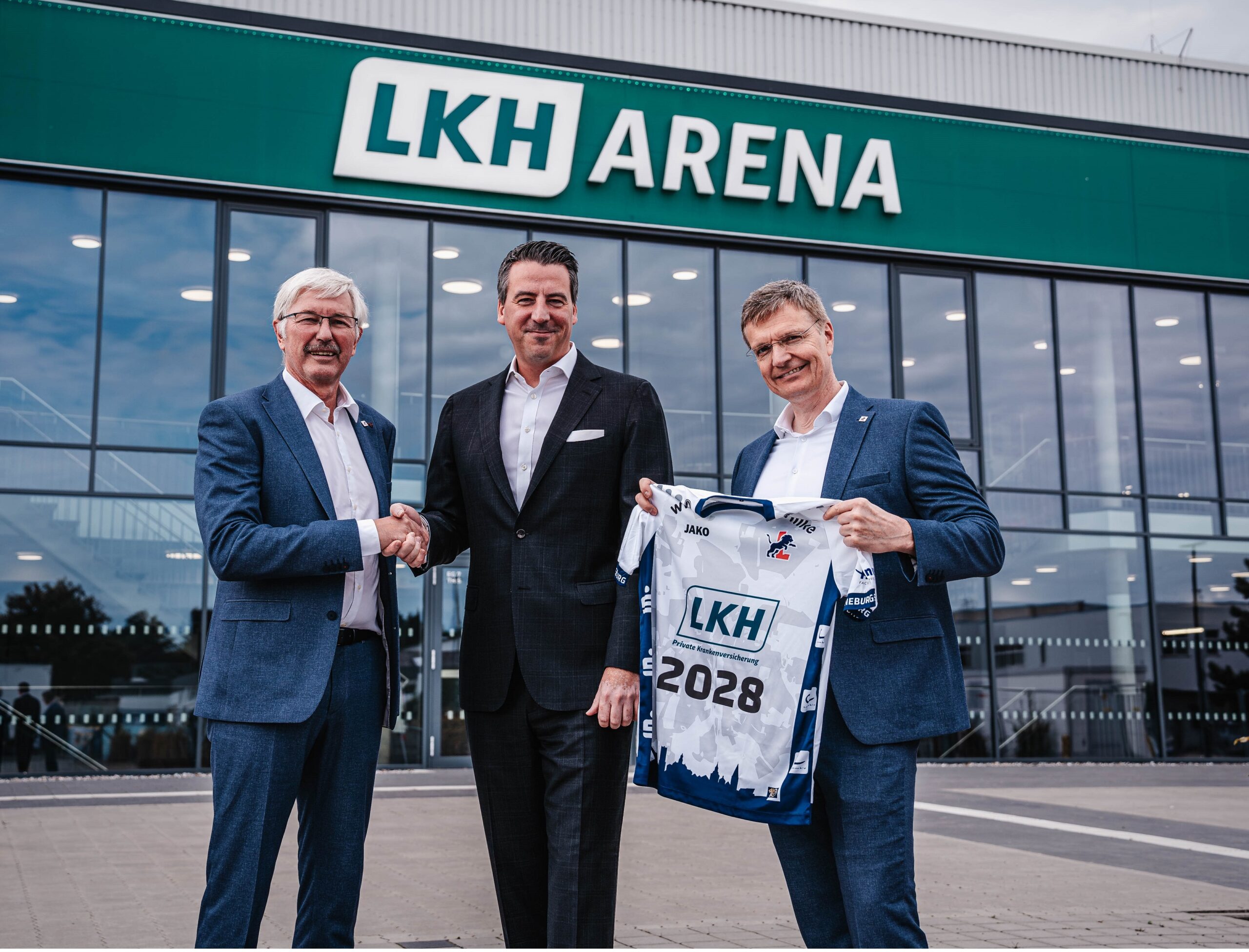 Auf dem speziell beflockten Trikot steht es: SVG-Geschäftsführer Andreas Bahlburg, Jan-Peter Diercks,Vorstand Marketing und Vertrieb der LKH, und Dirk Böge, Head of Sponsoring and Event bei der SVG (v.l.), haben die verlängerte Zusammenarbeit zwischen Hauptsponsor und Verein bis 2028 besiegelt. Foto: Hoefel/SVG