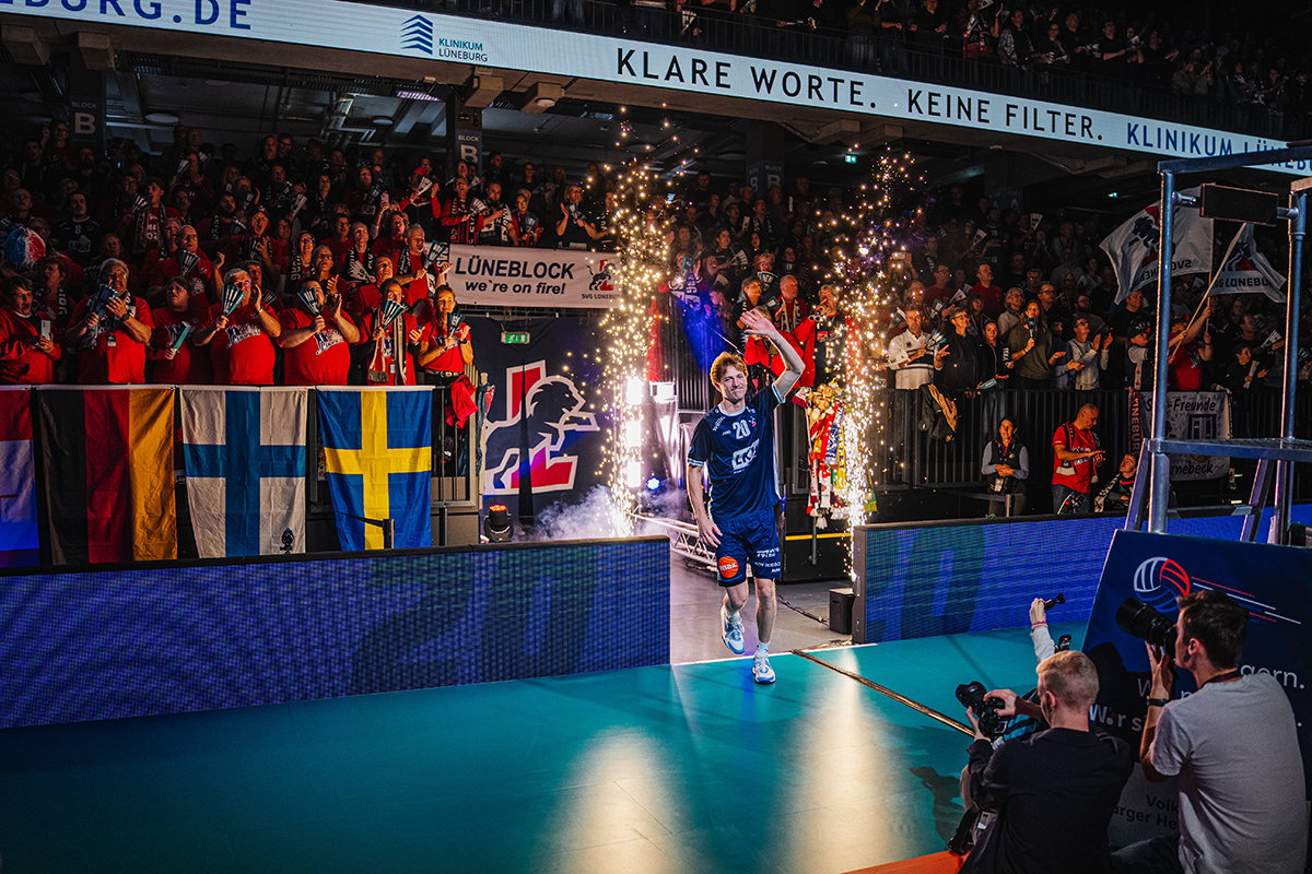 Beim 3:0 in der Hauptrunde hatte die SVG die Angreifer Herrschings, hier den Schweden Daniel Gruvaeus (r.), gut im Griff - auch wegen überlegenem Blockspiel. 3 von 8 Blockpunkten.sammelte Max Elgert (Nr. 4) ein. Foto: WW