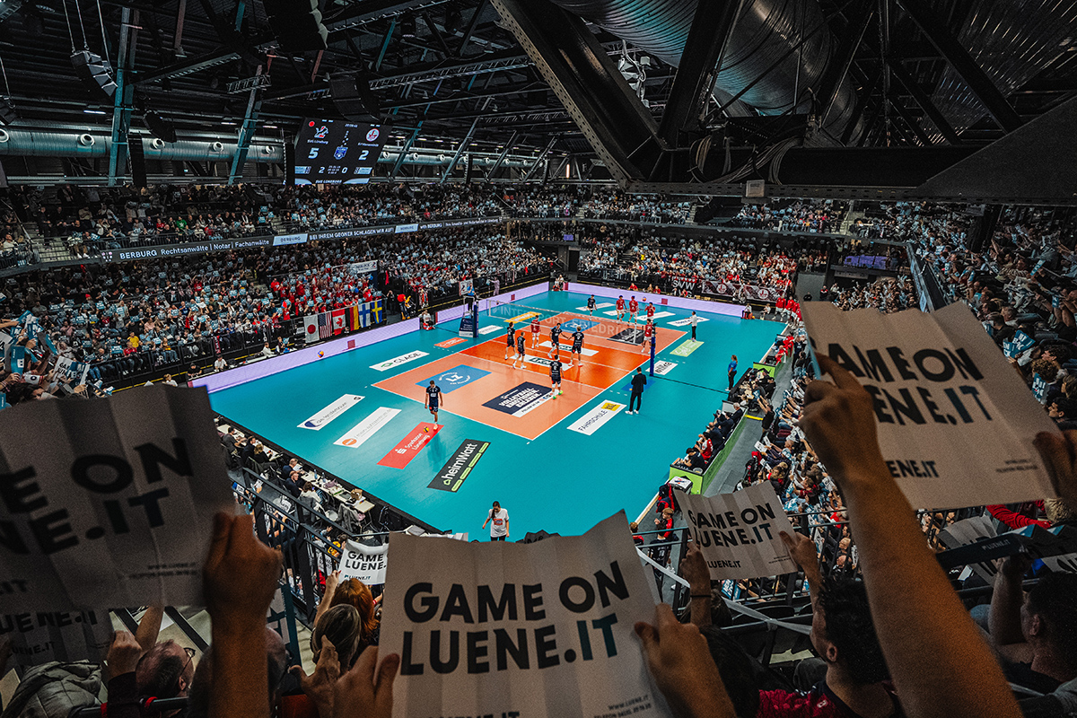 Vier Neue und ein "Alter", v.l. Simon Torwie, Cole Ketrzynski, Blake Leeson, Michael Wright und Axel Larsen feiern einen Punktgewinn. Foto: Hoefel/SVG
